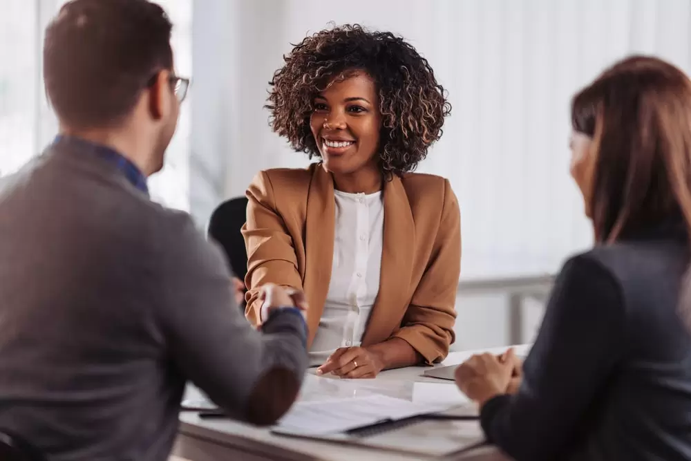 Profissionais em entrevista de emprego